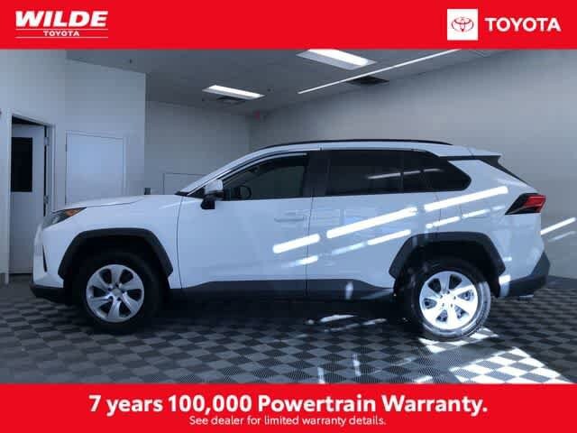 2019 Toyota RAV4 LE photo 3