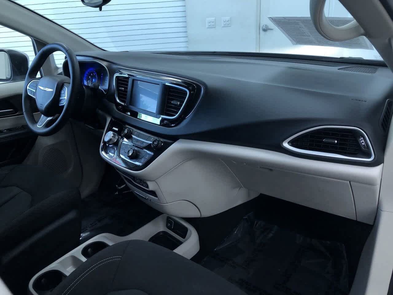 2023 Chrysler Voyager LX 23