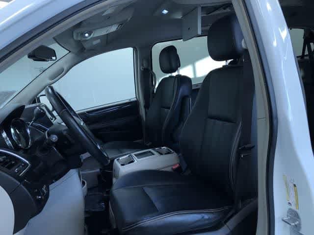 Thumbnail: 2015 Chrysler Town & Country - 17