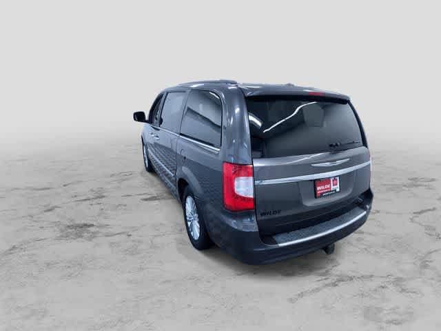 Thumbnail: 2015 Chrysler Town & Country - 8