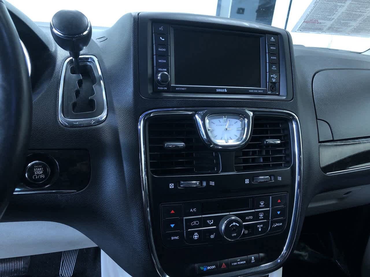 Thumbnail: 2015 Chrysler Town & Country - 25