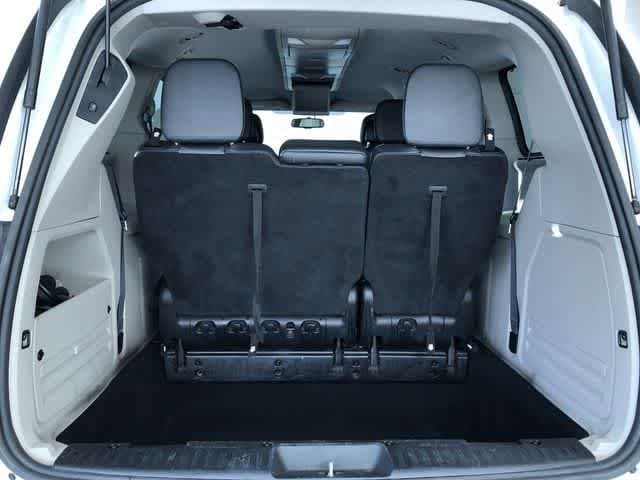 Thumbnail: 2015 Chrysler Town & Country - 30