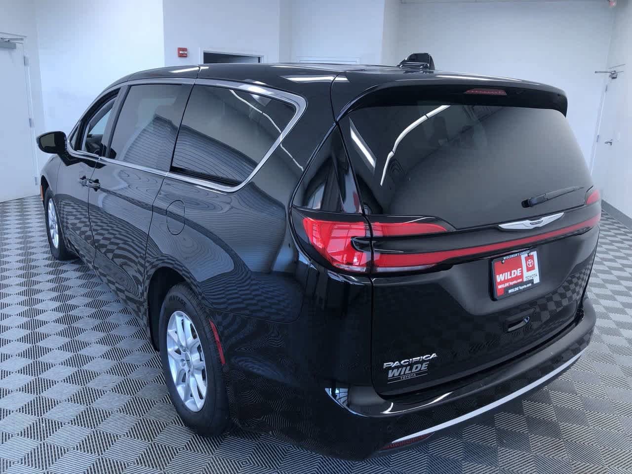 Thumbnail: 2024 Chrysler Pacifica - 12