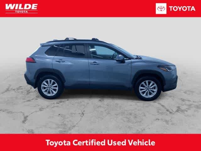 2022 Toyota Corolla Cross LE photo 2