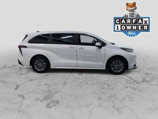 Used 2022 Toyota Sienna LE with VIN 5TDKSKFC9NS052618 for sale in West Allis, WI