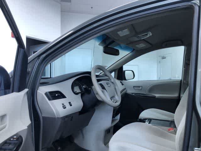 Thumbnail: 2012 Toyota Sienna - 10