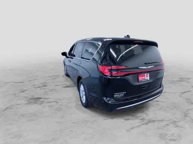 Thumbnail: 2025 Chrysler Pacifica - 8