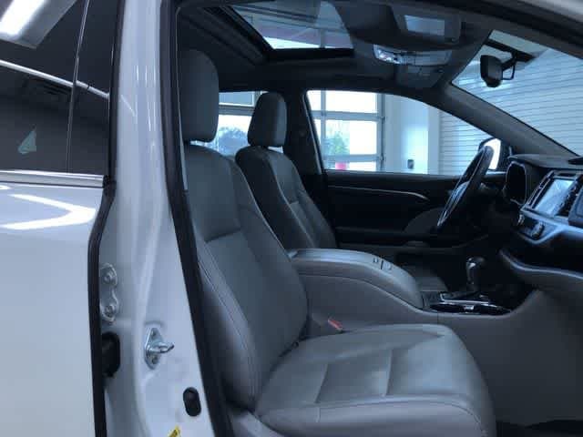 Thumbnail: 2016 Toyota Highlander - 25