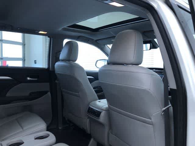 Thumbnail: 2017 Toyota Highlander - 15