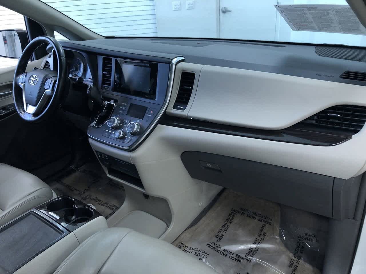 2015 Toyota Sienna XLE 24
