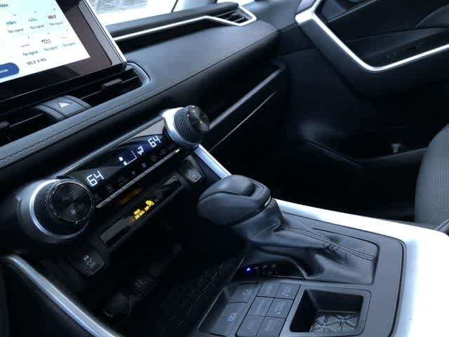 2025 Toyota RAV4 XLE - Photo 28