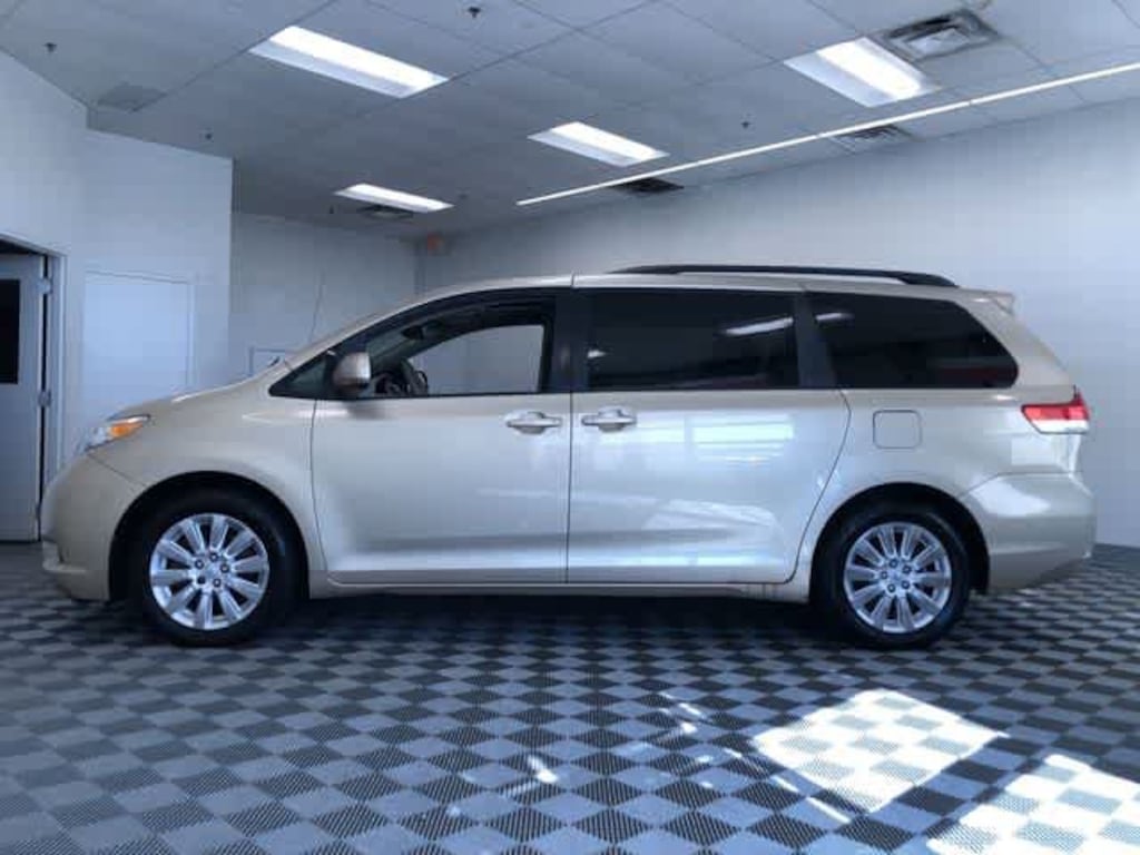 Used 2011 Toyota Sienna XLE Mini-van, Passenger
