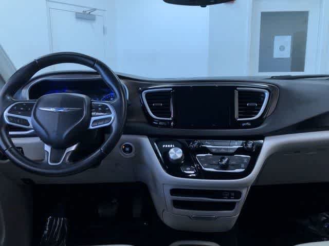 Thumbnail: 2017 Chrysler Pacifica - 17
