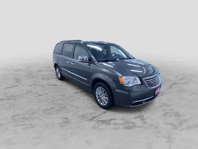 Thumbnail: 2015 Chrysler Town & Country - 3