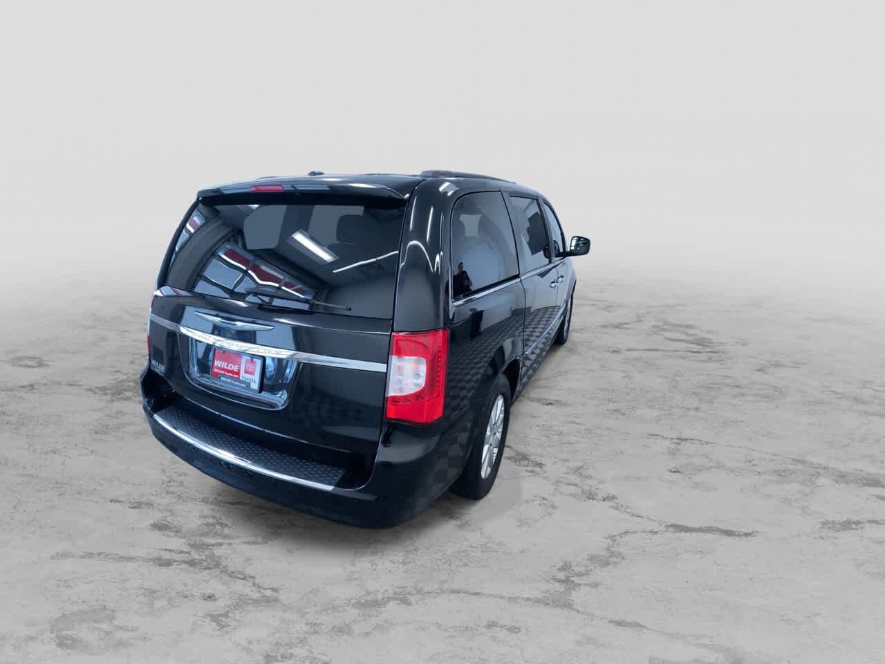 Thumbnail: 2015 Chrysler Town & Country - 9