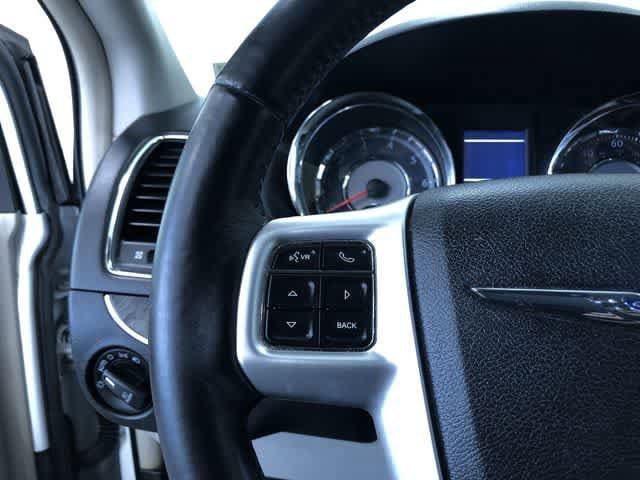 Thumbnail: 2015 Chrysler Town & Country - 25