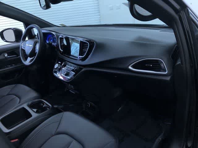 Thumbnail: 2025 Chrysler Pacifica - 24