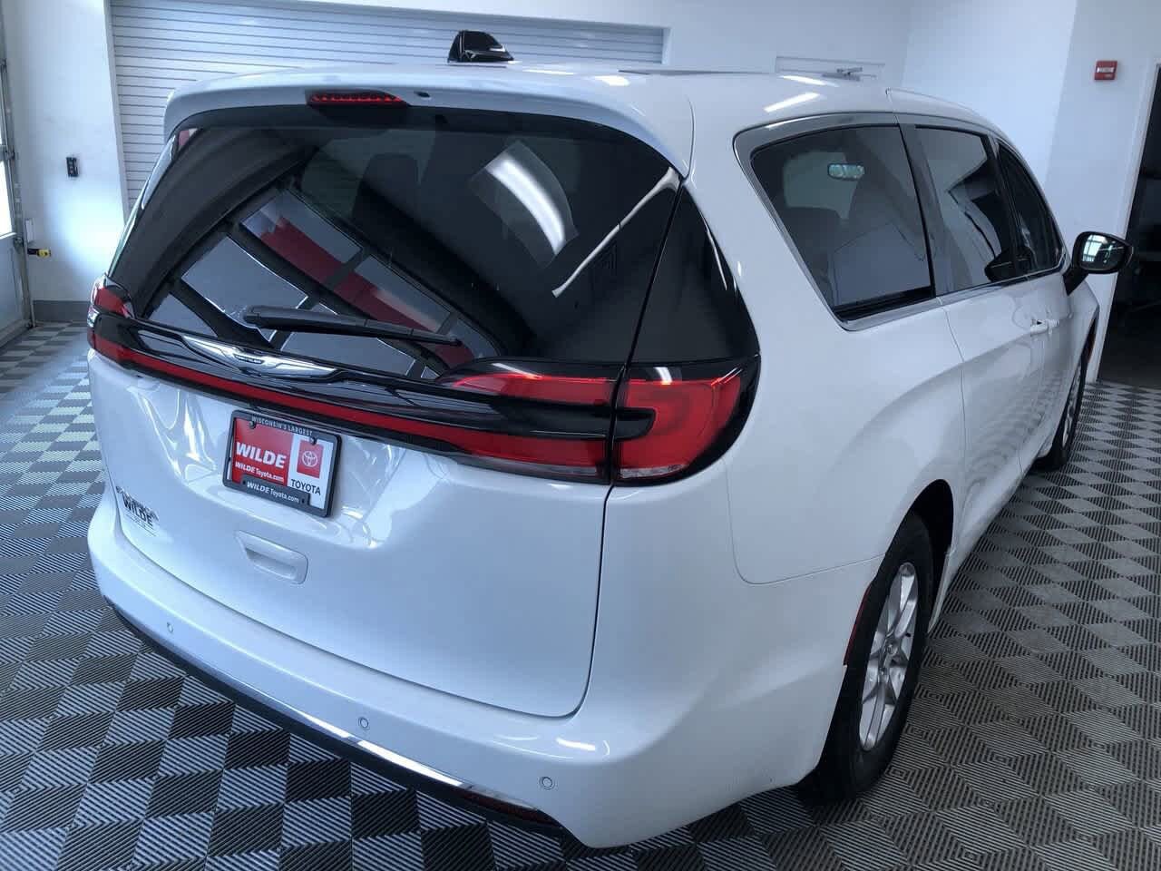2024 Chrysler Pacifica Touring L 34