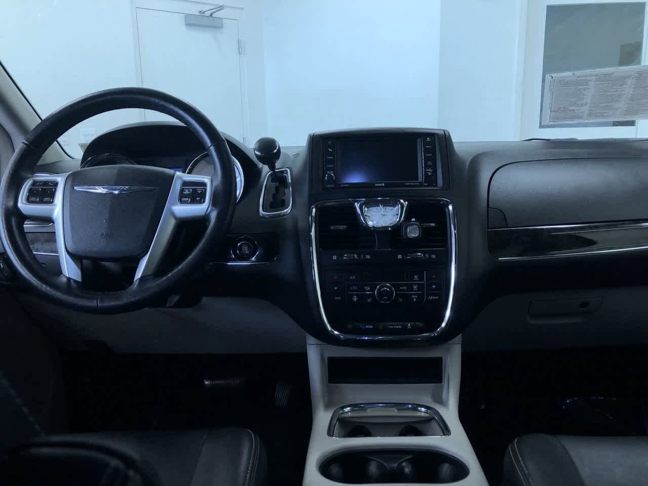 Thumbnail: 2015 Chrysler Town & Country - 16