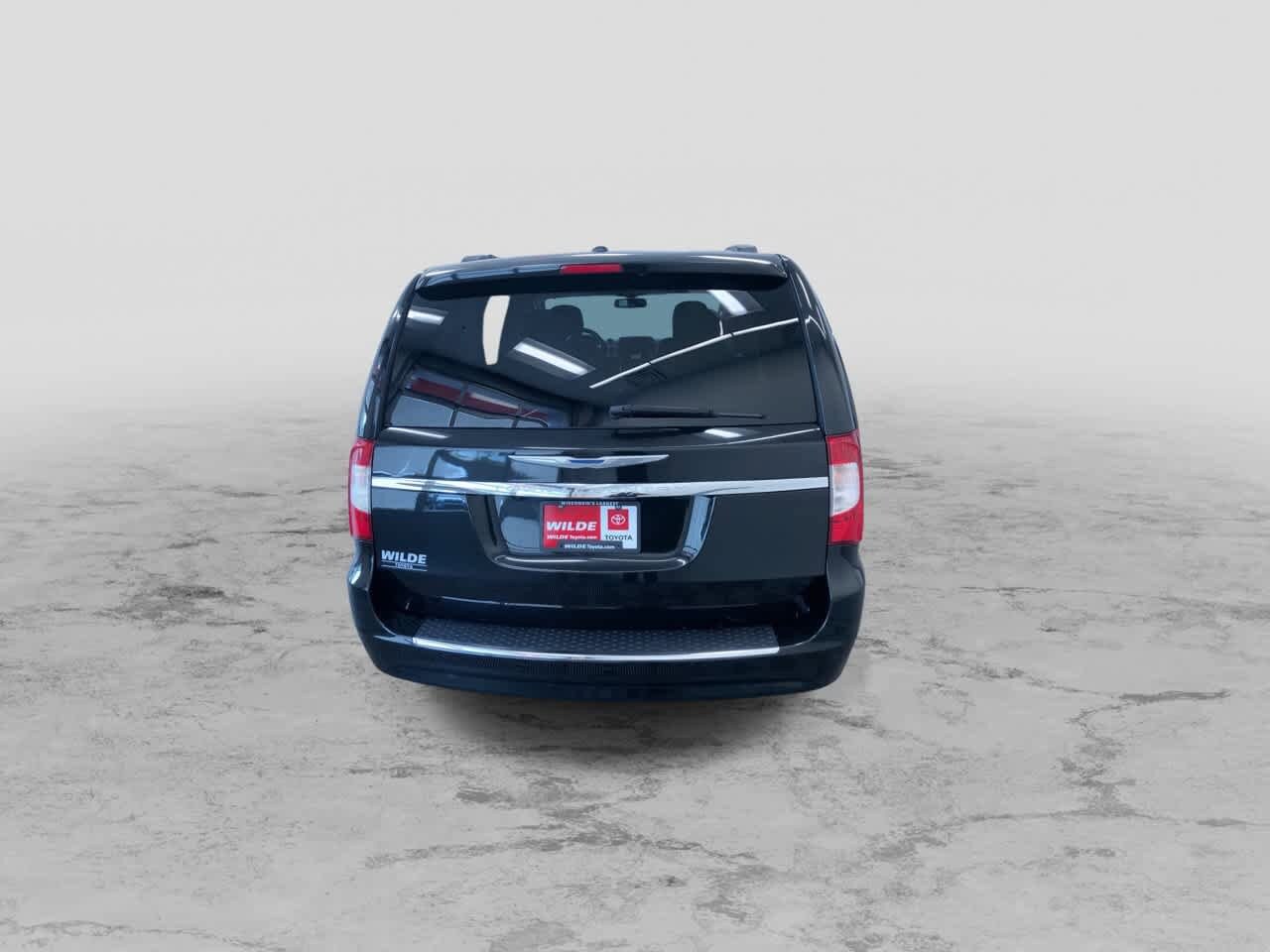 Thumbnail: 2015 Chrysler Town & Country - 8