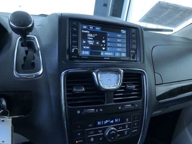 Thumbnail: 2015 Chrysler Town & Country - 27