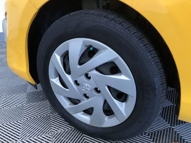 Thumbnail: 2015 Toyota Prius c - 18