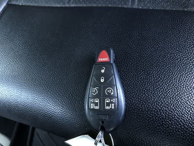 Thumbnail: 2015 Chrysler Town & Country - 32