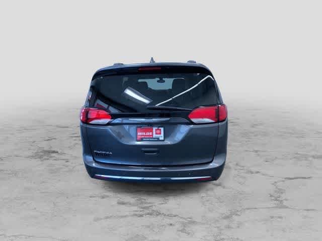Thumbnail: 2017 Chrysler Pacifica - 9