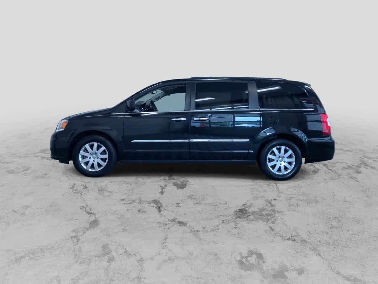 Thumbnail: 2015 Chrysler Town & Country - 6