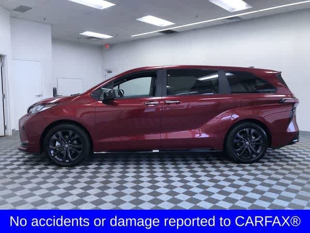 2025 Toyota Sienna XSE photo 3
