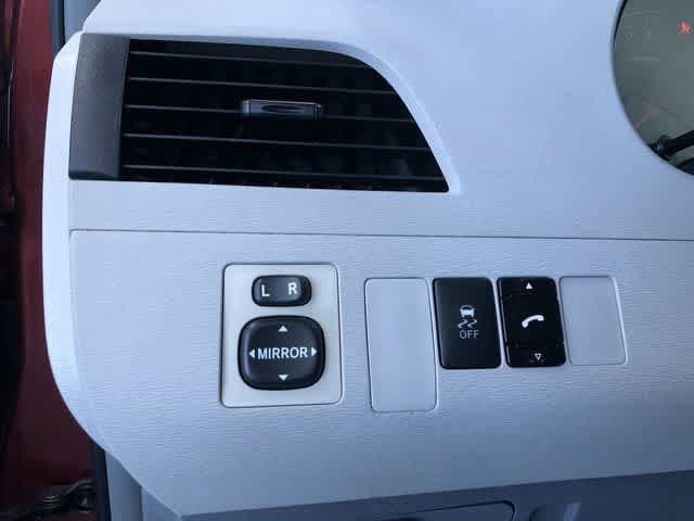 Thumbnail: 2012 Toyota Sienna - 32
