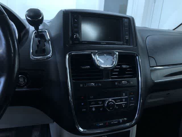 Thumbnail: 2015 Chrysler Town & Country - 27