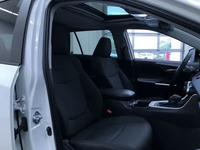 2025 Toyota RAV4 XLE - Photo 19