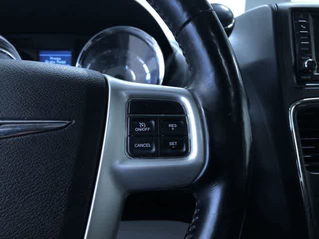 Thumbnail: 2015 Chrysler Town & Country - 26
