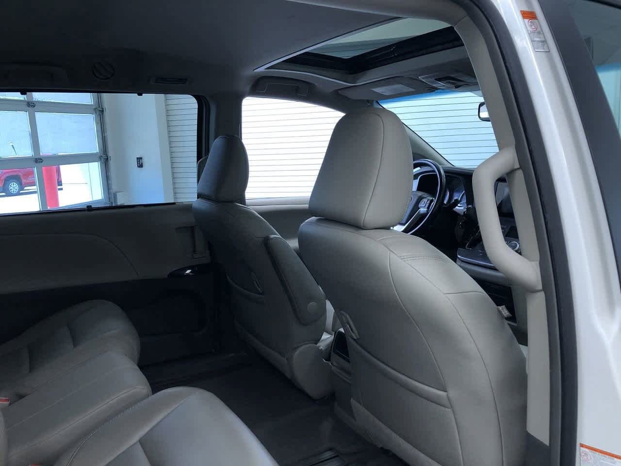 2015 Toyota Sienna XLE 22
