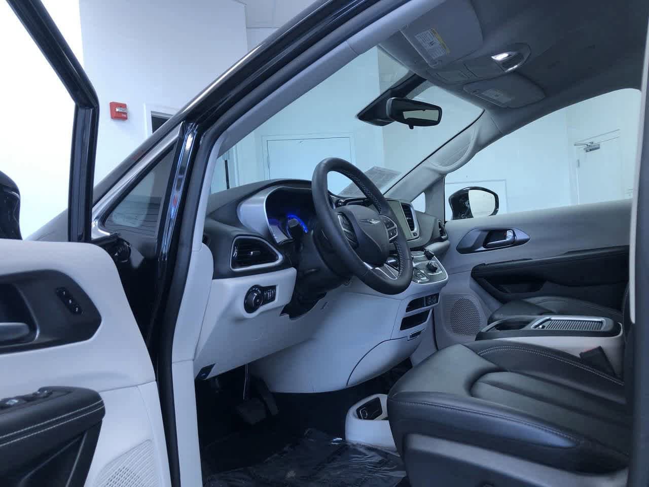 Thumbnail: 2024 Chrysler Pacifica - 10