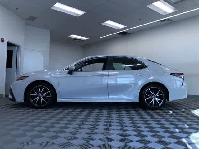2022 Toyota Camry SE photo 3
