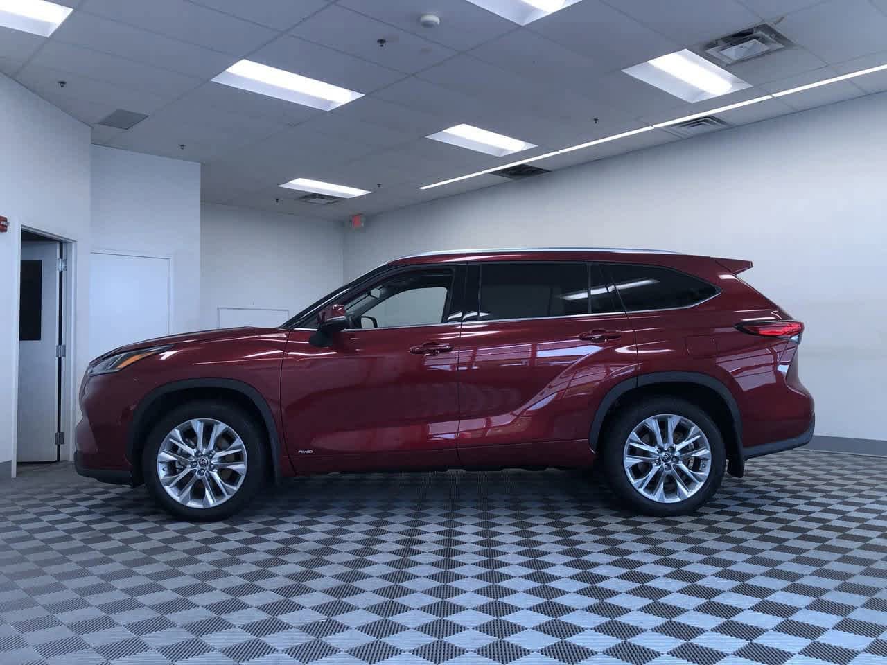 Thumbnail: 2022 Toyota Highlander - 11