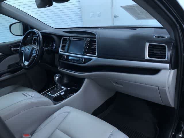 Thumbnail: 2019 Toyota Highlander - 23