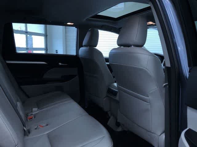 Thumbnail: 2015 Toyota Highlander - 23