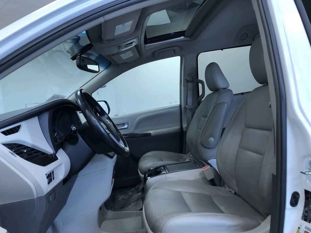 2015 Toyota Sienna XLE 18
