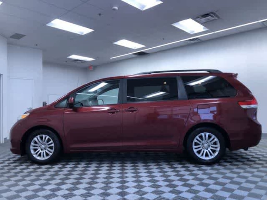 Used 2011 Toyota Sienna XLE Mini-van, Passenger