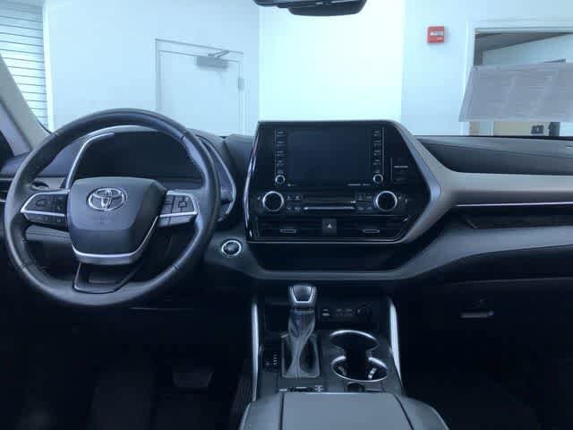 Thumbnail: 2022 Toyota Highlander - 10