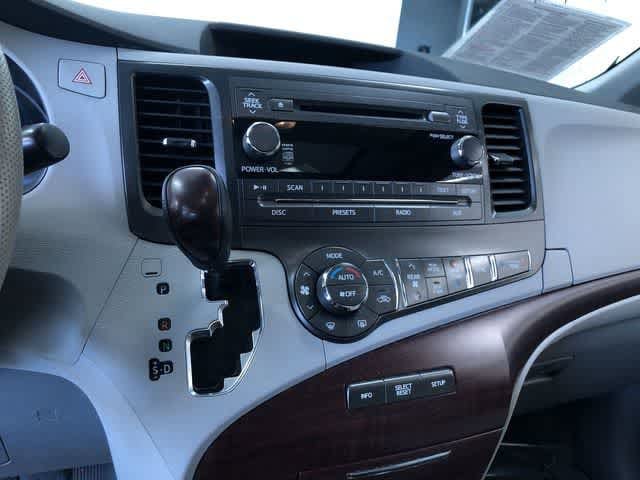 Thumbnail: 2014 Toyota Sienna - 31
