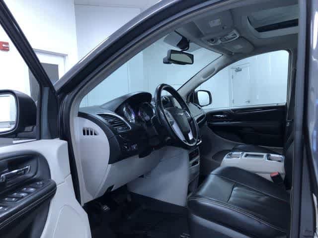 Thumbnail: 2015 Chrysler Town & Country - 11