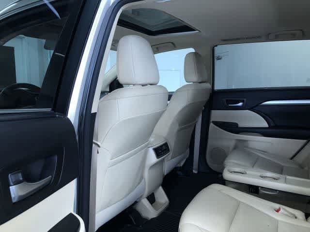 Thumbnail: 2015 Toyota Highlander - 18