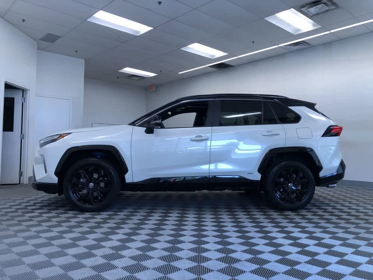 Thumbnail: 2022 Toyota RAV4 - 11