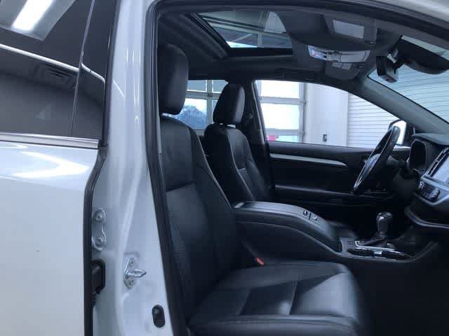 Thumbnail: 2019 Toyota Highlander - 22