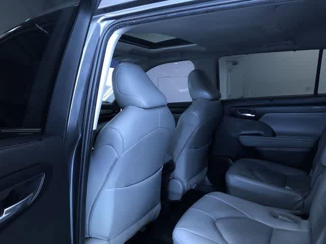 Thumbnail: 2023 Toyota Highlander - 21