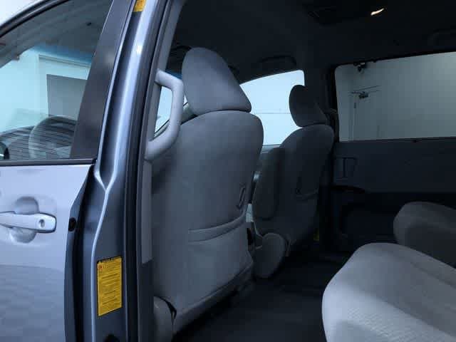 Thumbnail: 2011 Toyota Sienna - 20